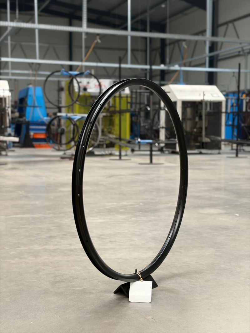 Aro de bicicleta com revestimento a negro — antes da decapagem química
