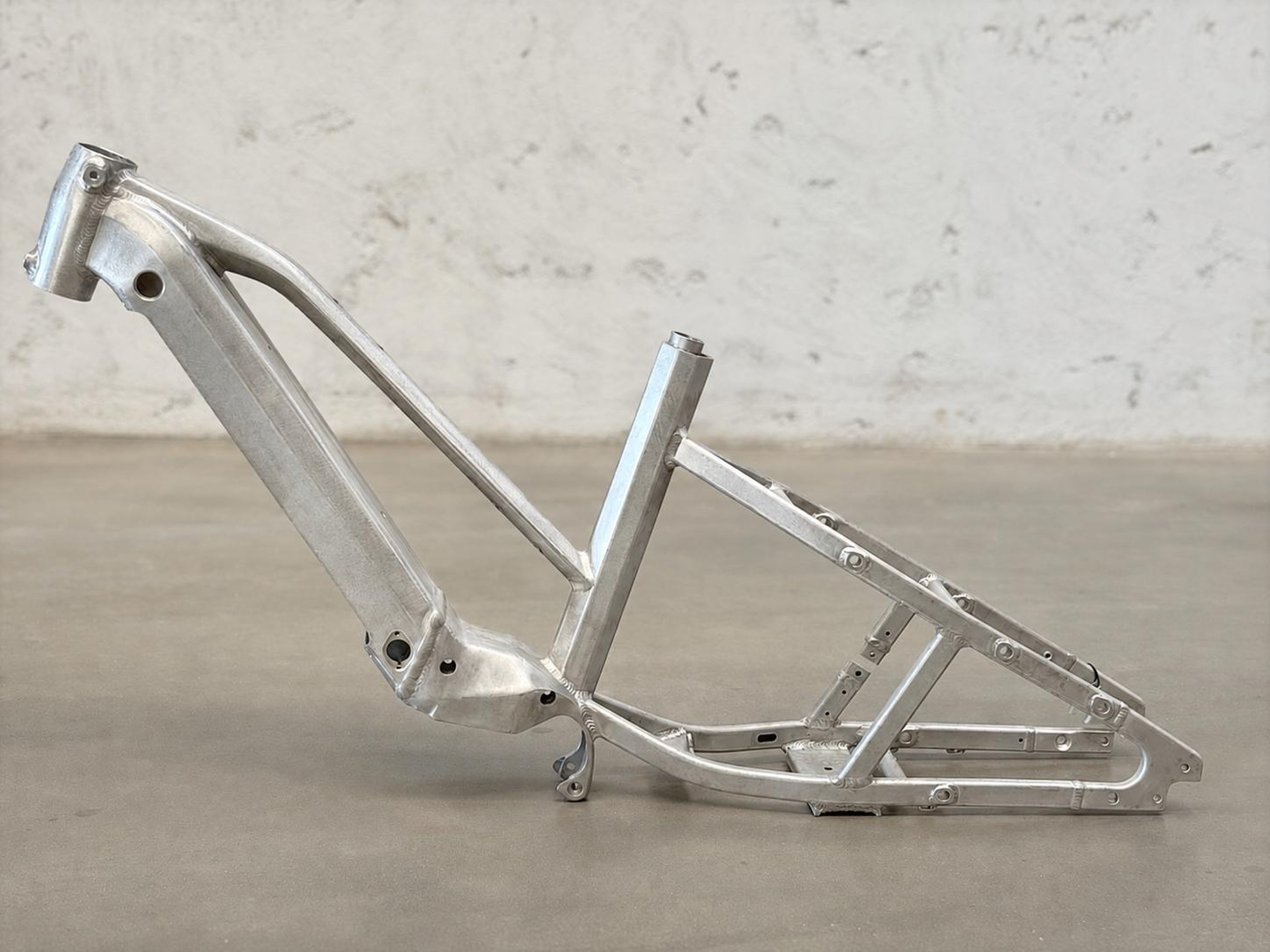 Quadro de bicicleta em alumínio após decapagem química — substrato limpo e uniforme