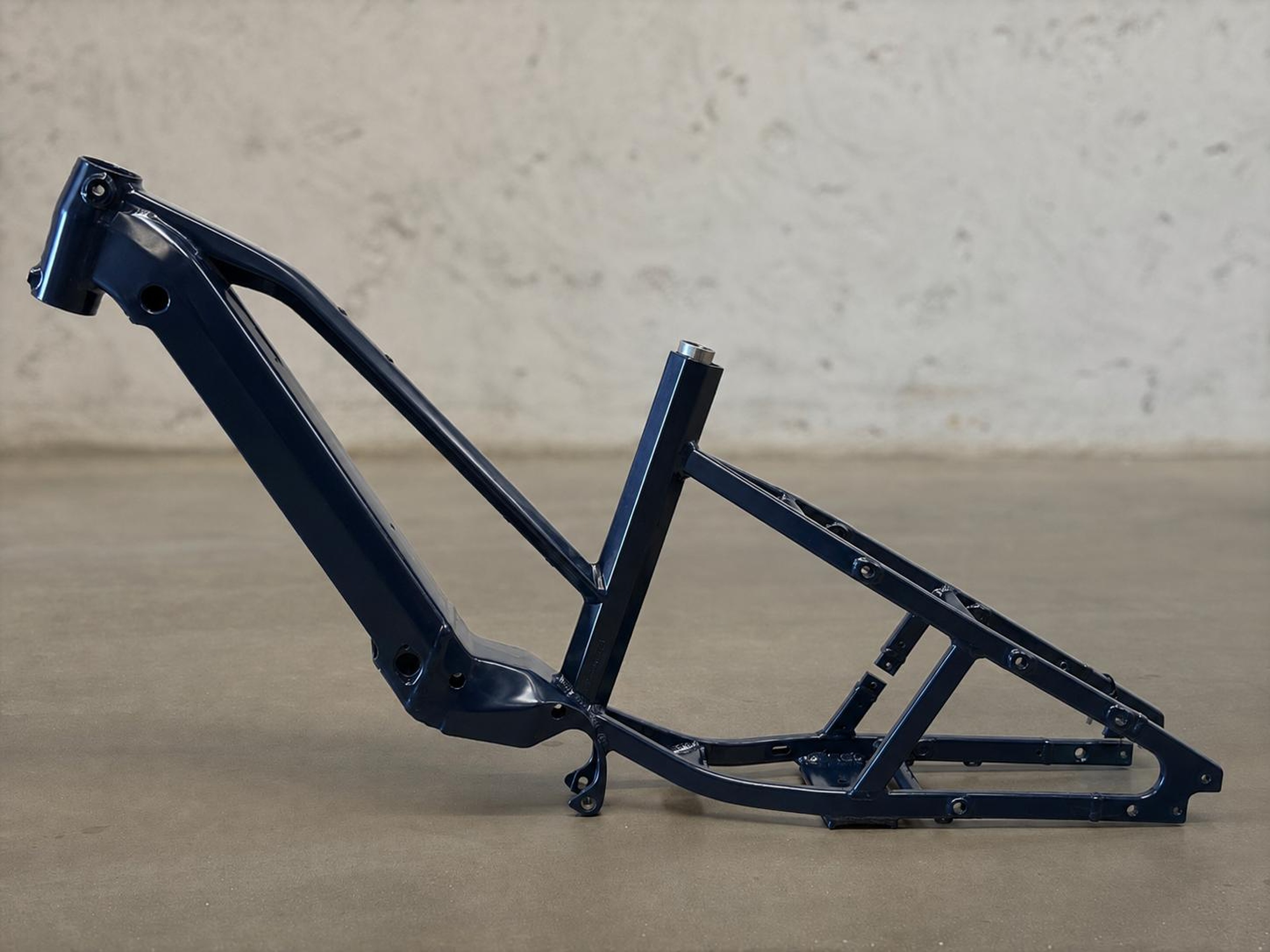 Quadro de bicicleta com revestimento pintado — antes da decapagem química