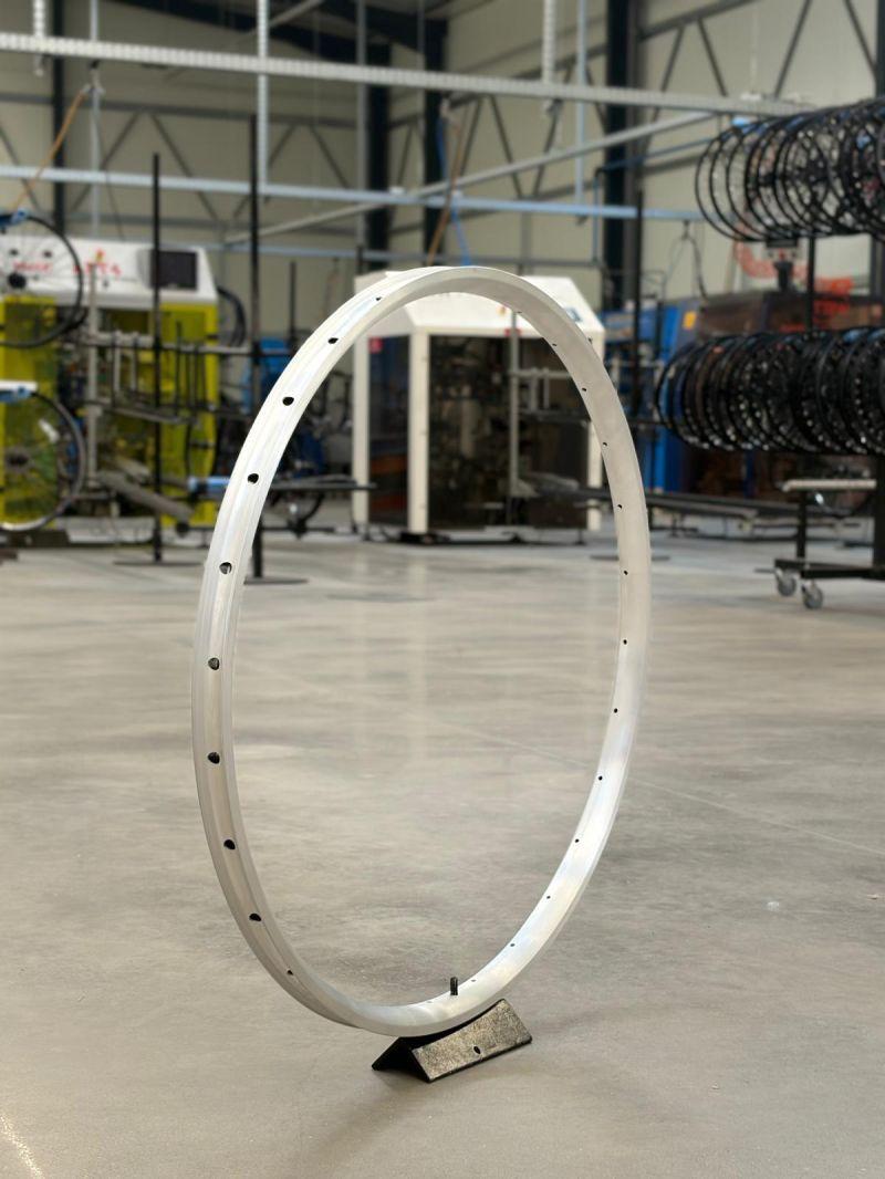 Aros de bicicleta em alumínio após decapagem química — substrato limpo e uniforme